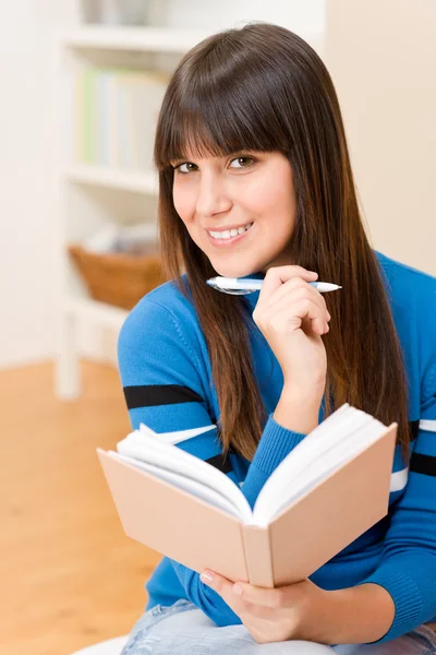 Adolescente Menina Casa Estudante Feliz Com Livro Caneta — Fotografia de Stock