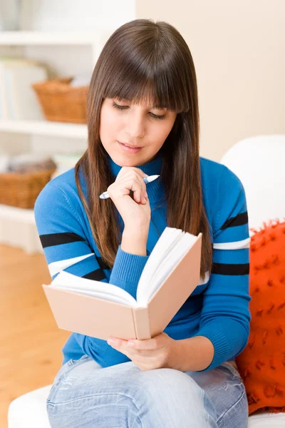 Adolescente chica en casa estudiante escribir tarea — Foto de Stock