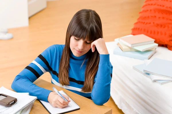 Adolescente Chica Casa Estudiante Escribir Tarea Sentado Mesa —  Fotos de Stock