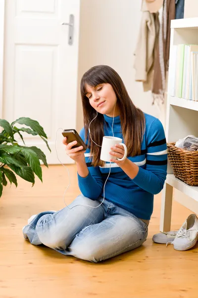 Adolescente chica relajarse en casa - escuchar música — Foto de Stock