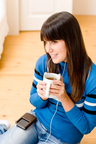 Adolescente menina relaxar em casa - ouvir música — Fotografia de Stock