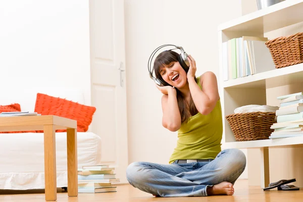 Adolescente Menina Relaxar Casa Feliz Ouvir Música Com Fones Ouvido — Fotografia de Stock