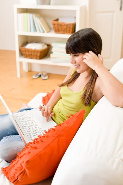 Tiener Meisje Ontspannen Thuis Gelukkig Met Laptop Zittend Bank — Stockfoto