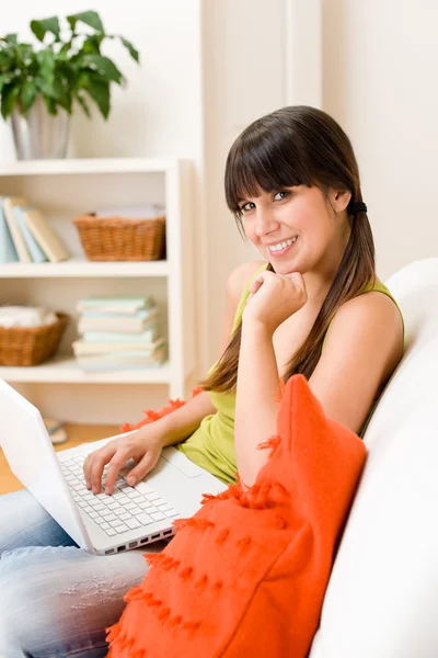 Adolescente chica relajarse en casa - feliz con el ordenador portátil — Foto de Stock