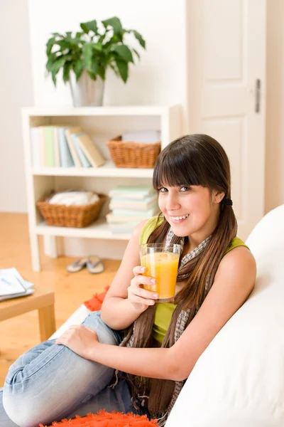 Šťastný dospívající dívka sedí doma na gauči — Stock fotografie