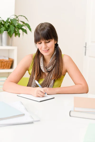 Dospívající dívka domů - student psát domácí úkoly — Stock fotografie