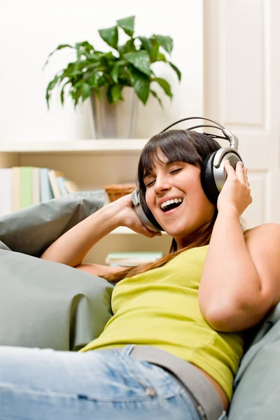Genç kız rahat ana sayfa - mutlu müzik dinlemek — Stok fotoğraf