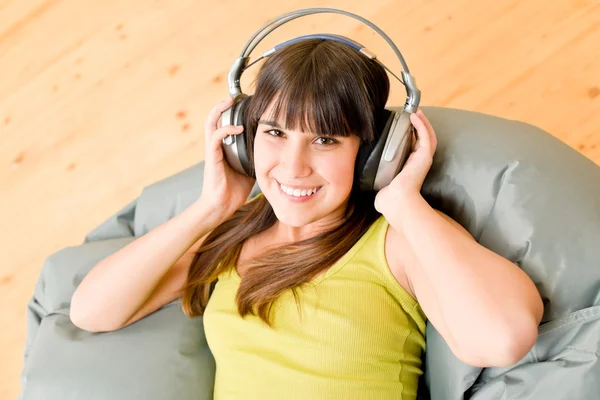 Adolescente Menina Relaxar Casa Feliz Ouvir Música — Fotografia de Stock