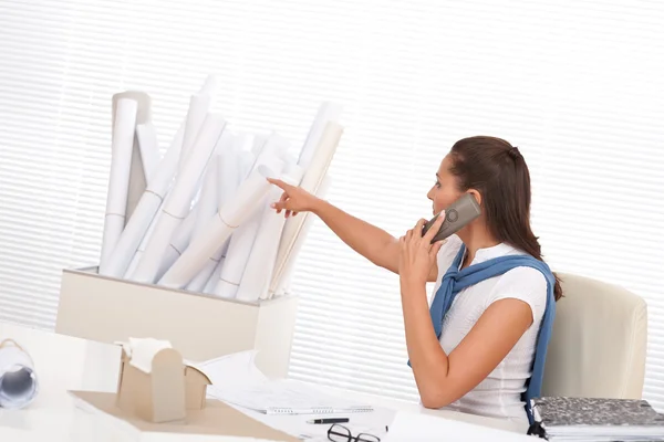Ženské architekt volání s telefonem v kanceláři — Stock fotografie