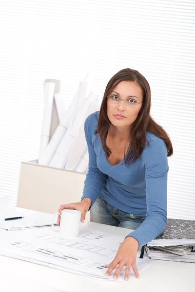 Attraktiva kvinnliga arkitekt som arbetar på kontoret — Stockfoto