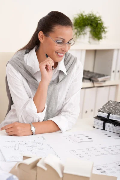 Женщина-архитектор, работающая в офисе, держит ручку — стоковое фото