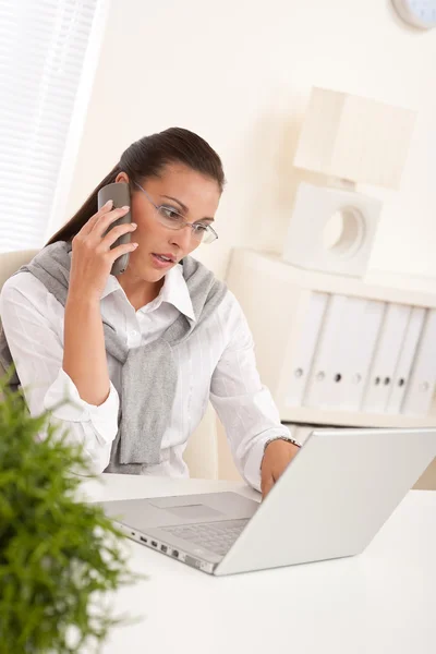 Mulher Atraente Trabalhando Com Laptop Segurando Telefone — Fotografia de Stock