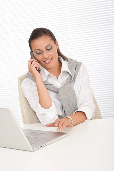 Aantrekkelijke Vrouw Werken Met Laptop Bedrijf Telefoon — Stockfoto