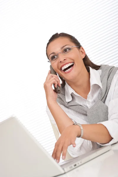 Atraktivní Žena Pracující Přenosným Počítačem Drží Telefon — Stock fotografie
