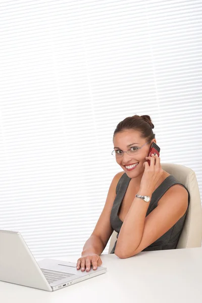 Σύγχρονη Επαγγελματική Επιχειρηματίας Στο Τηλέφωνο Κάθεται Στο Γραφείο — Φωτογραφία Αρχείου