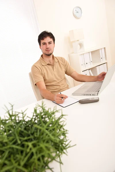 Succesvolle moderne zakenman met laptop — Stockfoto