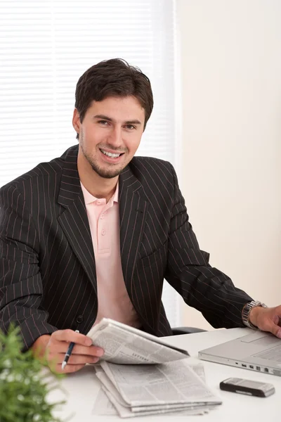 Succesvolle moderne zakenman met laptop en krant — Stockfoto