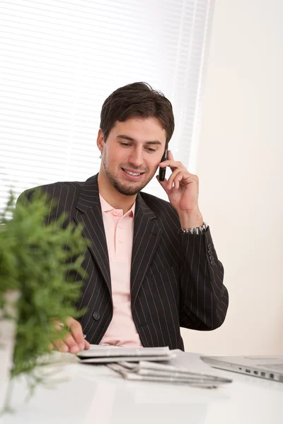 Succesvolle zakenman aan de telefoon — Stockfoto
