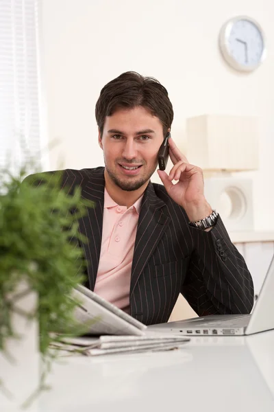 Erfolgreicher Geschäftsmann Telefoniert Büro — Stockfoto