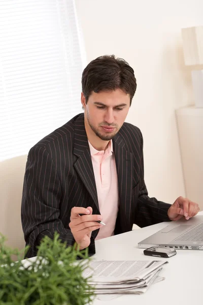 Nowoczesne Biznesmenem Laptopa Gazetę Siedząc Biurze — Zdjęcie stockowe