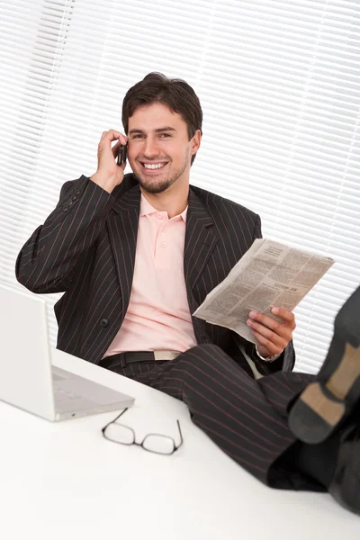 Успешный Бизнесмен Телефону Поднятыми Ногами — стоковое фото