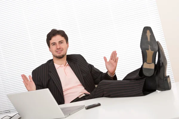 Успешный бизнесмен жестикулирует в офисе — стоковое фото