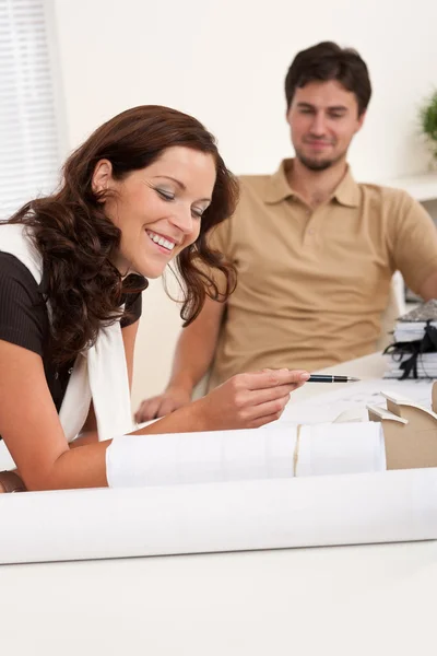 Smiling man and woman with architectural model — Stock Photo, Image