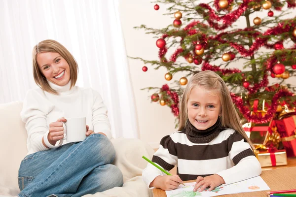 Glad Blond Kvinna Med Barn Julafton Framför Trädet — Stockfoto