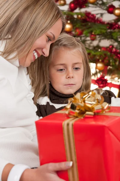Glad blond kvinna med barn på julafton — Stockfoto