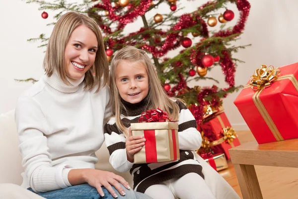 Glad Blond Kvinna Med Barn Julafton Framför Trädet — Stockfoto