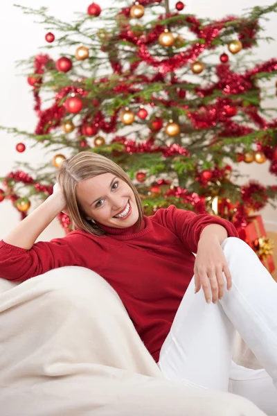 Glückliche junge Frau an Weihnachten — Stockfoto