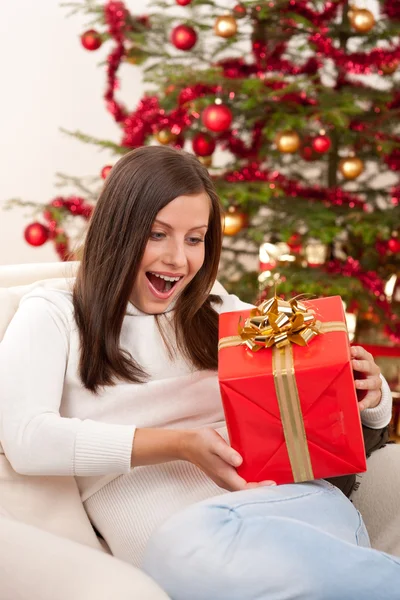 Mujer Sorprendida Con Regalo Navidad Delante Del Árbol —  Fotos de Stock
