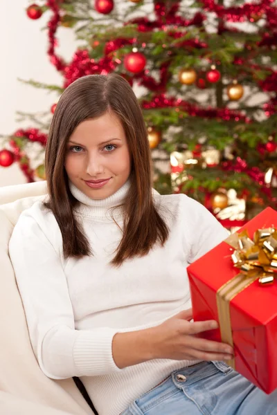 Young woman holding Christmas present — Stock Photo, Image