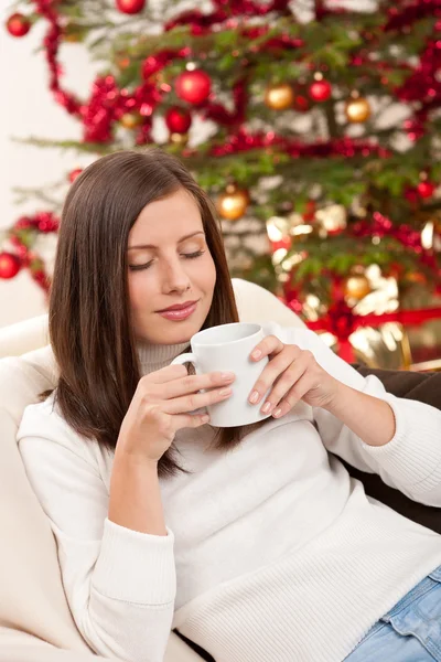 クリスマス クリスマス ツリーの前にコーヒーでリラックスした茶色の髪の女性 — ストック写真