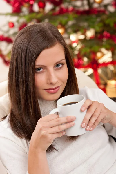Frau mit braunen Haaren entspannt sich an Weihnachten bei Kaffee — Stockfoto