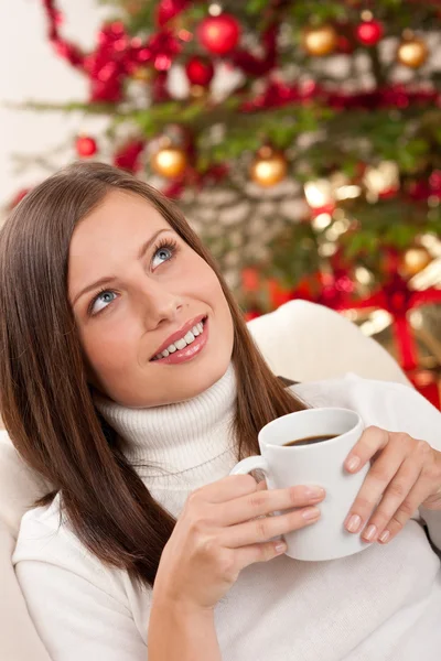 クリスマス クリスマス ツリーの前にコーヒーでリラックスした茶色の髪の女性 — ストック写真