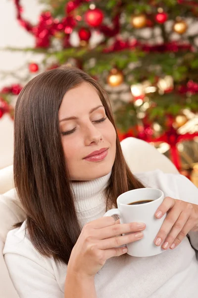 Mujer de cabello castaño relajándose con café en Navidad —  Fotos de Stock