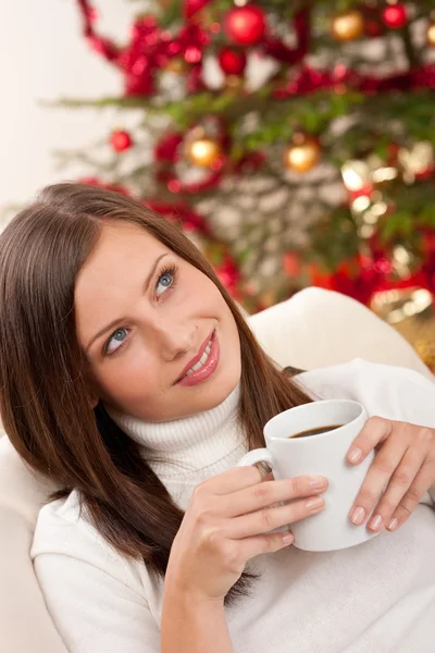 Vrouw Met Koffie Voor Kerstboom Kijken Omhoog — Stockfoto