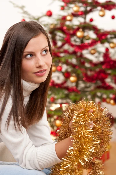 Молода жінка з різдвяними прикрасами — стокове фото
