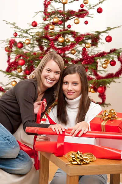 Δύο γυναίκες συσκευασίας χριστουγεννιάτικο δώρο — Φωτογραφία Αρχείου