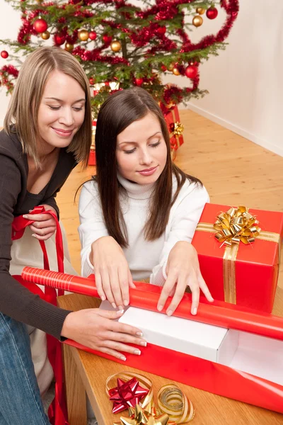 Δύο γυναίκα συσκευασίας χριστουγεννιάτικο δώρο — Φωτογραφία Αρχείου