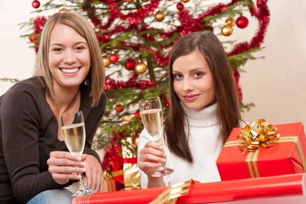 Dvě mladé ženy s šampaňským a vánoční stromeček — Stock fotografie