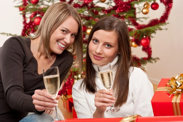 两个年轻女子用香槟和圣诞树 — 图库照片