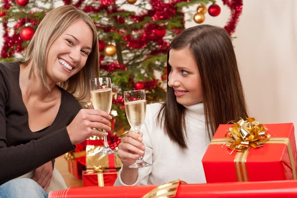 Två Unga Kvinnan Med Champagne Och Christmas Tree Och Nuvarande — Stockfoto
