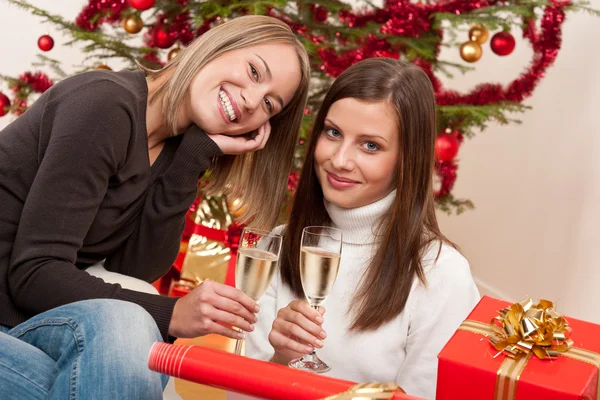 Två Unga Kvinnan Med Champagne Och Christmas Tree Och Nuvarande — Stockfoto