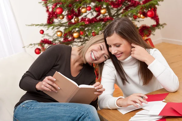 Duas jovens mulheres escrevendo cartões de Natal — Fotografia de Stock