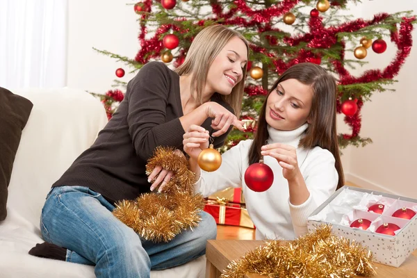 Två Leende Kvinnor Med Jul Dekoration Kedjor Och Bollar — Stockfoto