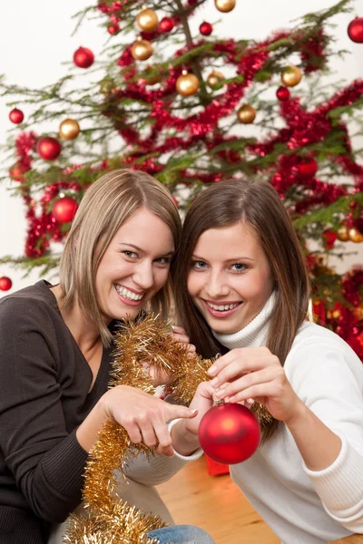 Dwie kobiety wesoły Boże Narodzenie łańcuchów i kulki — Zdjęcie stockowe