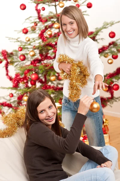 Två Leende Kvinnor Med Jul Dekoration Kedjor Och Bollar — Stockfoto