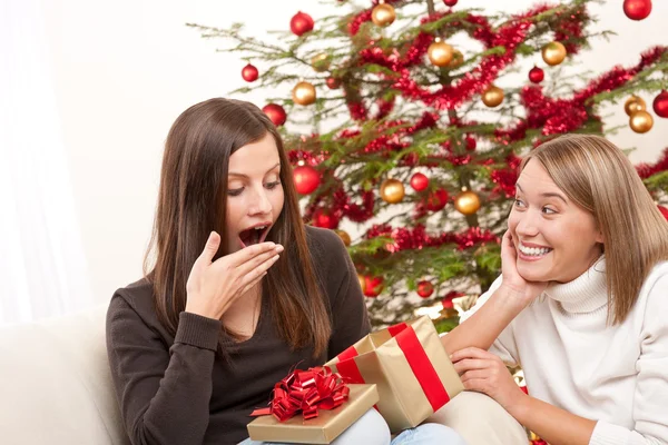 크리스마스 선물을 풀고 두 여자 — 스톡 사진